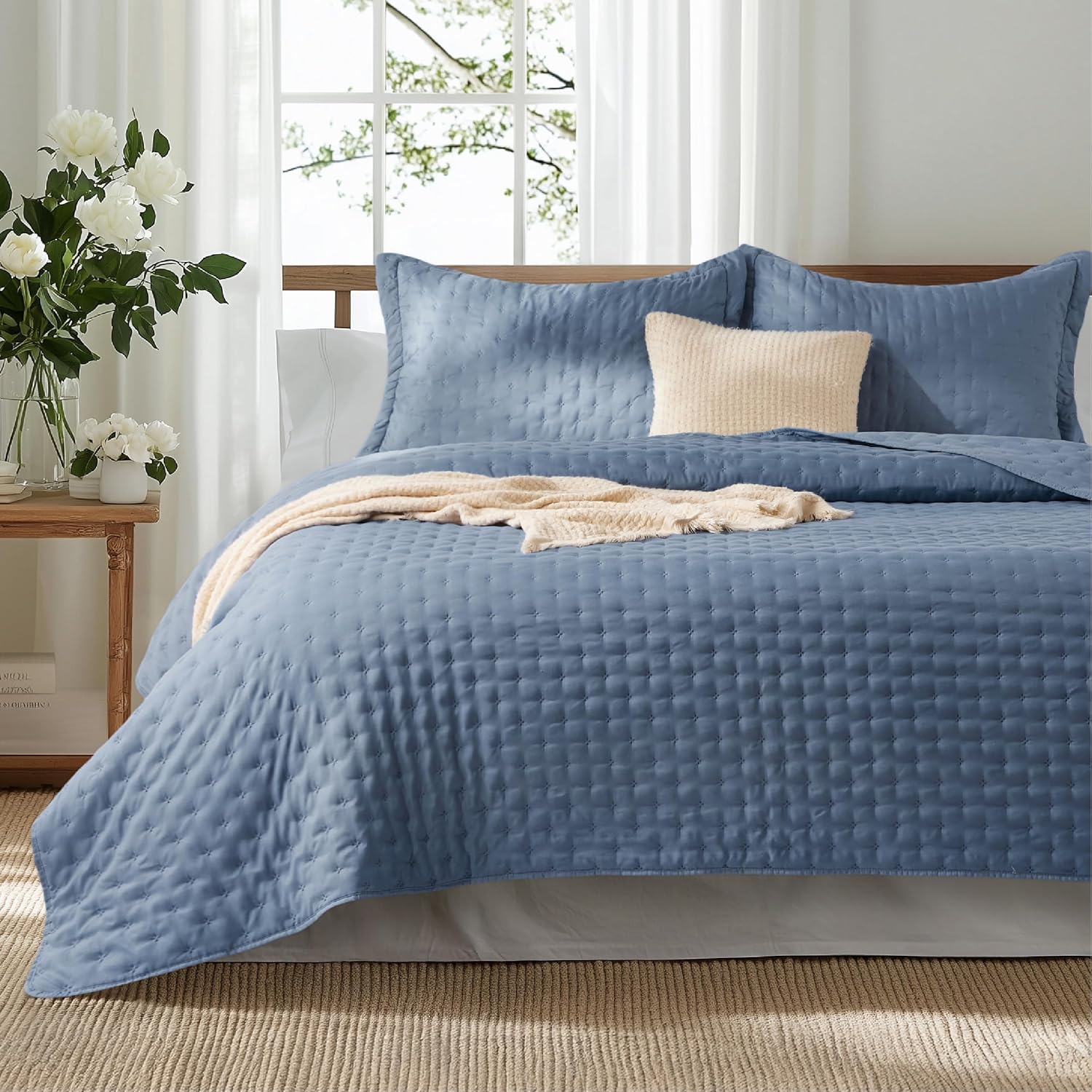 Quilts Queen Size - Bright White Bedspread Queen Size & Lightweight Comforter, Modern Coverlet with Clover Pattern, Ultra Soft All-Season Bedding, 90 x 96 Inches | Stitch-Free Quilting, Lightweight, Summer Bedding Set, Machine Washable, Pet-Friend