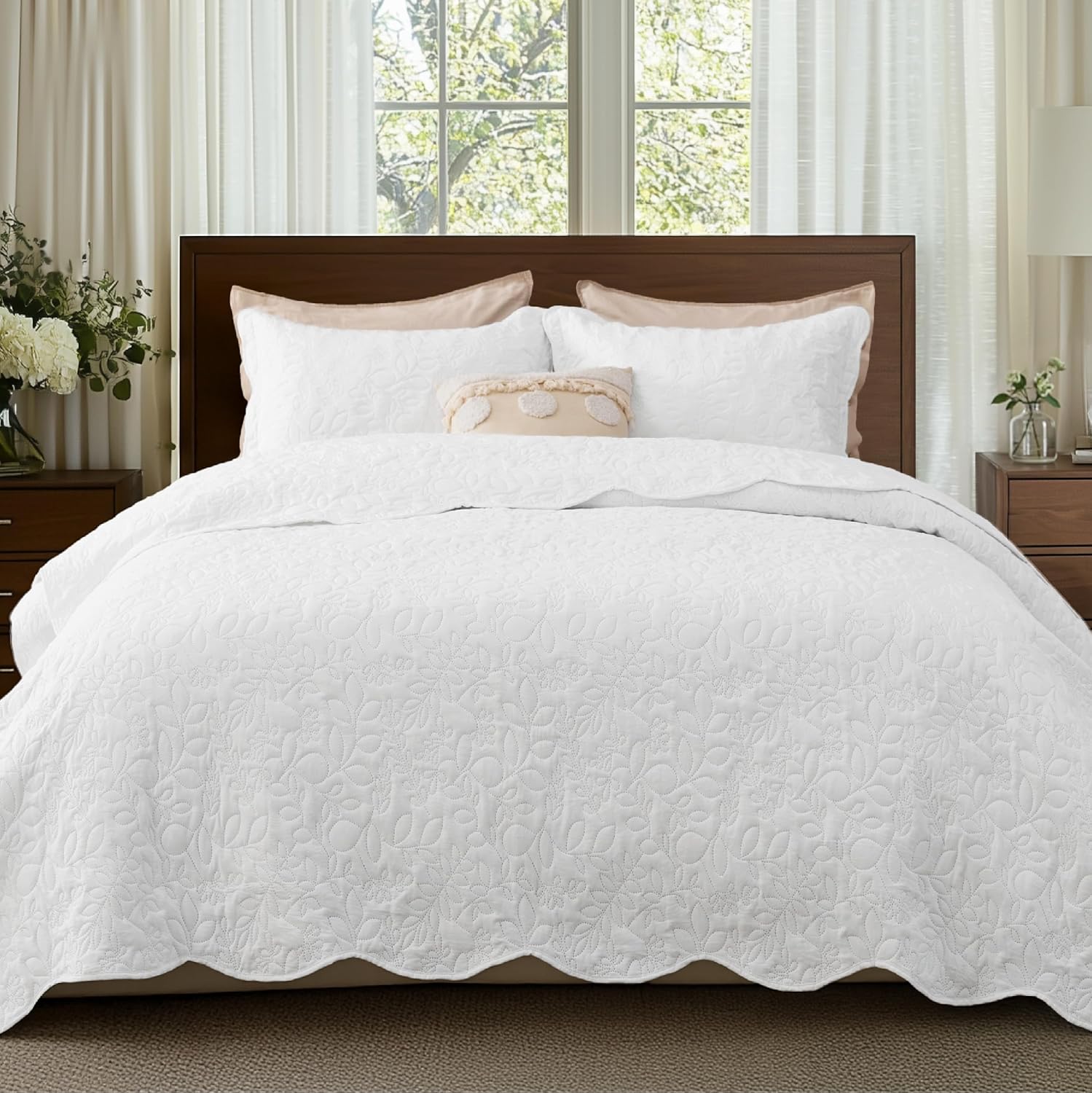 Quilts Queen Size - Bright White Bedspread Queen Size & Lightweight Comforter, Modern Coverlet with Clover Pattern, Ultra Soft All-Season Bedding, 90 x 96 Inches | Stitch-Free Quilting, Lightweight, Summer Bedding Set, Machine Washable, Pet-Friend